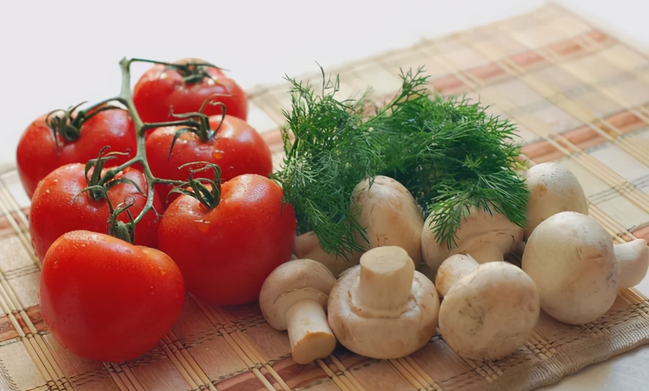年夜饭小鸡炖蘑菇寓意,年夜饭必备的二十道菜炸蘑菇