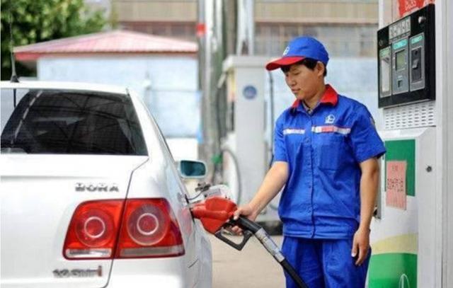 油箱打开有气冲出怎么解决,油箱打开盖会有气是怎么回事