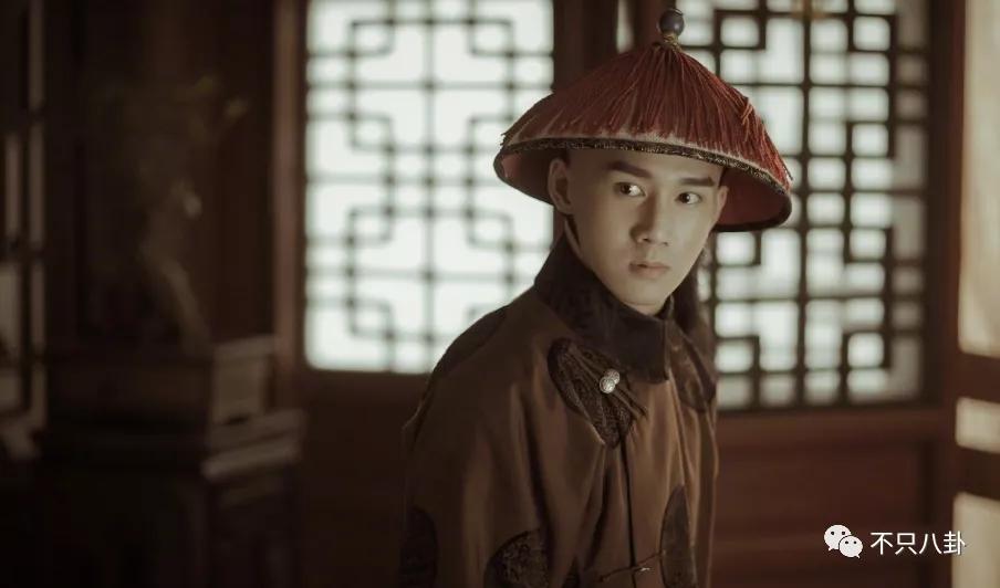 他俩到底分没分？甜蜜恋爱时怎么也没想到现在会撕成这样吧