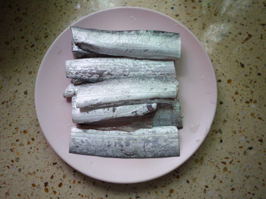 带鱼怎样去鳞最快最好的方法,带鱼怎么处理才不腥