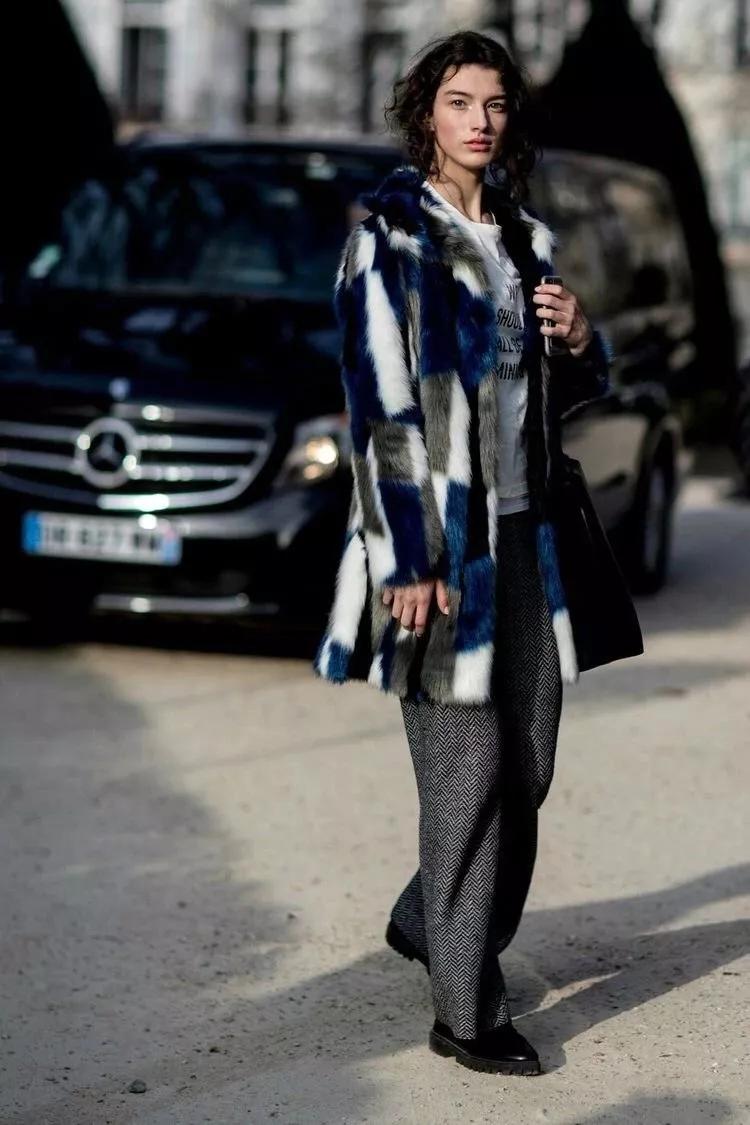 同事穿了一件新的大衣,皮草怎么穿不胖中长款