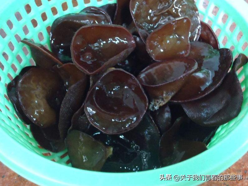 炒木耳总是噼里啪啦炸锅,炒木耳为什么会噼里啪啦的炸锅