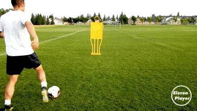 简单又实用的过人技巧足球,足球过人技巧空中摆动腿