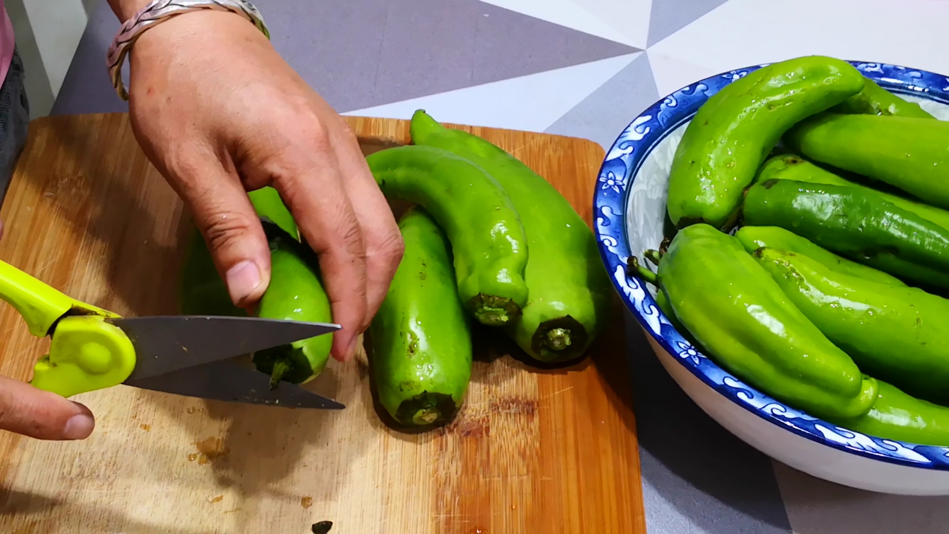 尖辣椒放在锅里蒸一蒸,辣椒放锅里蒸一蒸