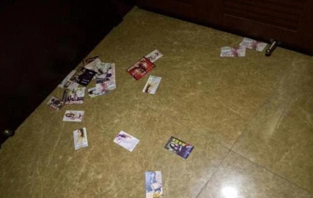 重庆宾馆门缝塞的小卡片真的假的,住酒店门缝的小卡片骗人的吗