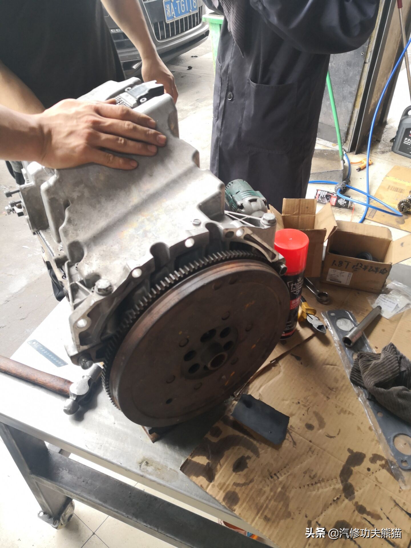 10年奥迪a6l2.0t烧机油维修,奥迪a6l2.0t烧机油吗