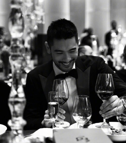 高以翔父亲摔倒,高以翔爸爸离开时摔下台阶