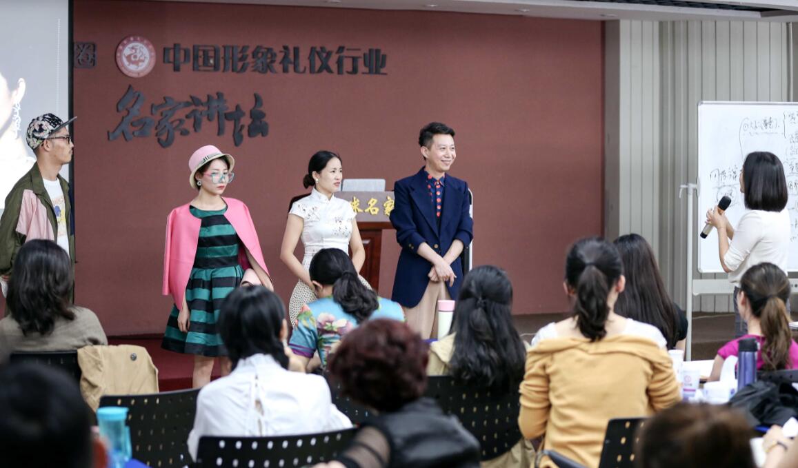 服装搭配师培训班一般多少钱,服装搭配培训课程多少钱一年