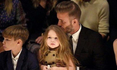 贝克汉姆晒和小七对嘴亲亲合照,贝克汉姆和小七亲吻照