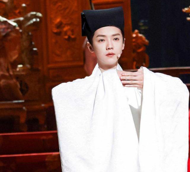 鹿晗见到白鹿的反应,鹿晗听到迪丽热巴的名字反应