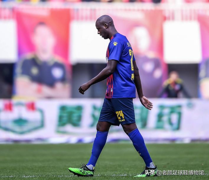 曾经风靡98世界杯的彩色pumaking,如今低调变身成贝莱林小黑鞋