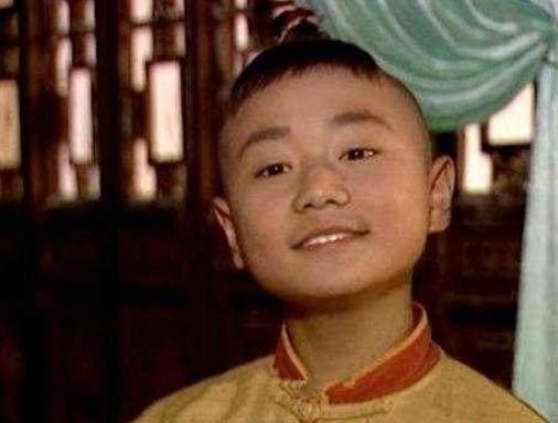 先生出上联：“驼背桃树倒花开，黄蜂仰采”，学生下联被赞，绝妙