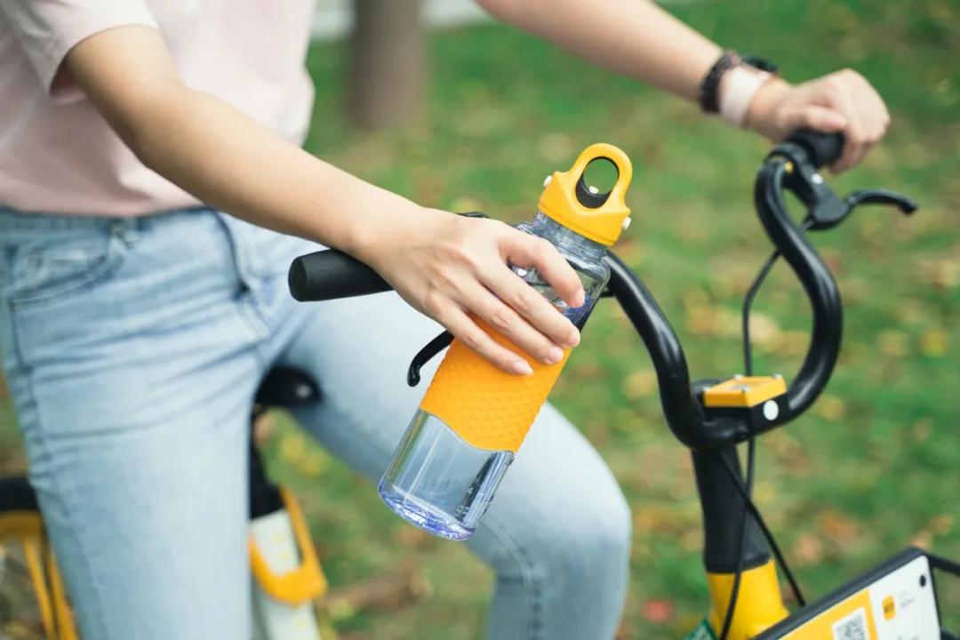 还在用双手费劲拧杯盖？我只要3根手指，1秒就开了！