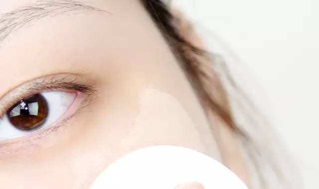 肤色偏黑想化妆成冷白皮怎么办,肤色黑怎么化妆不显老