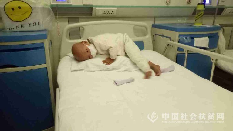 3岁白血病宝宝,3岁白血病患儿被妈妈放弃治疗