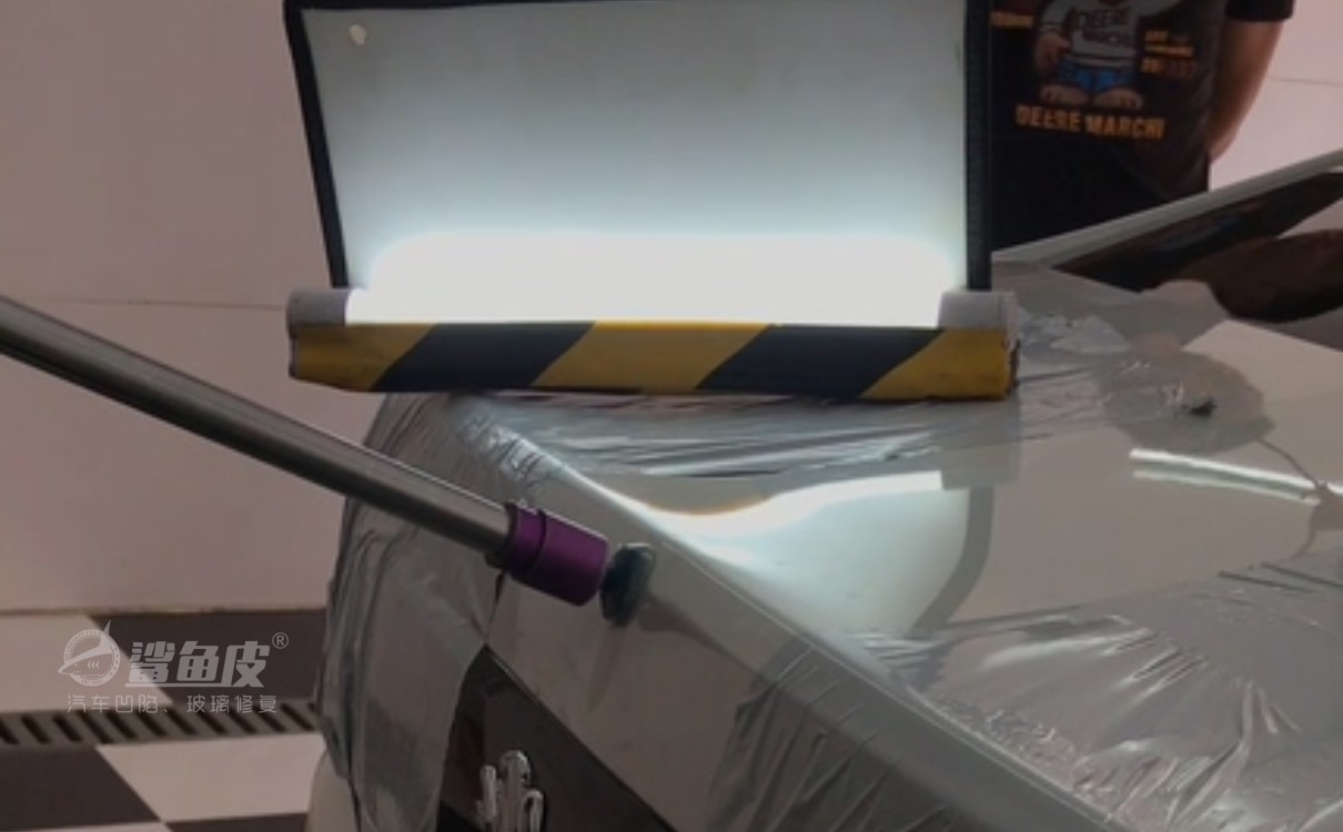 汽车后备箱凹陷免喷漆修复教程,汽车后备箱撞了个凹怎么修补