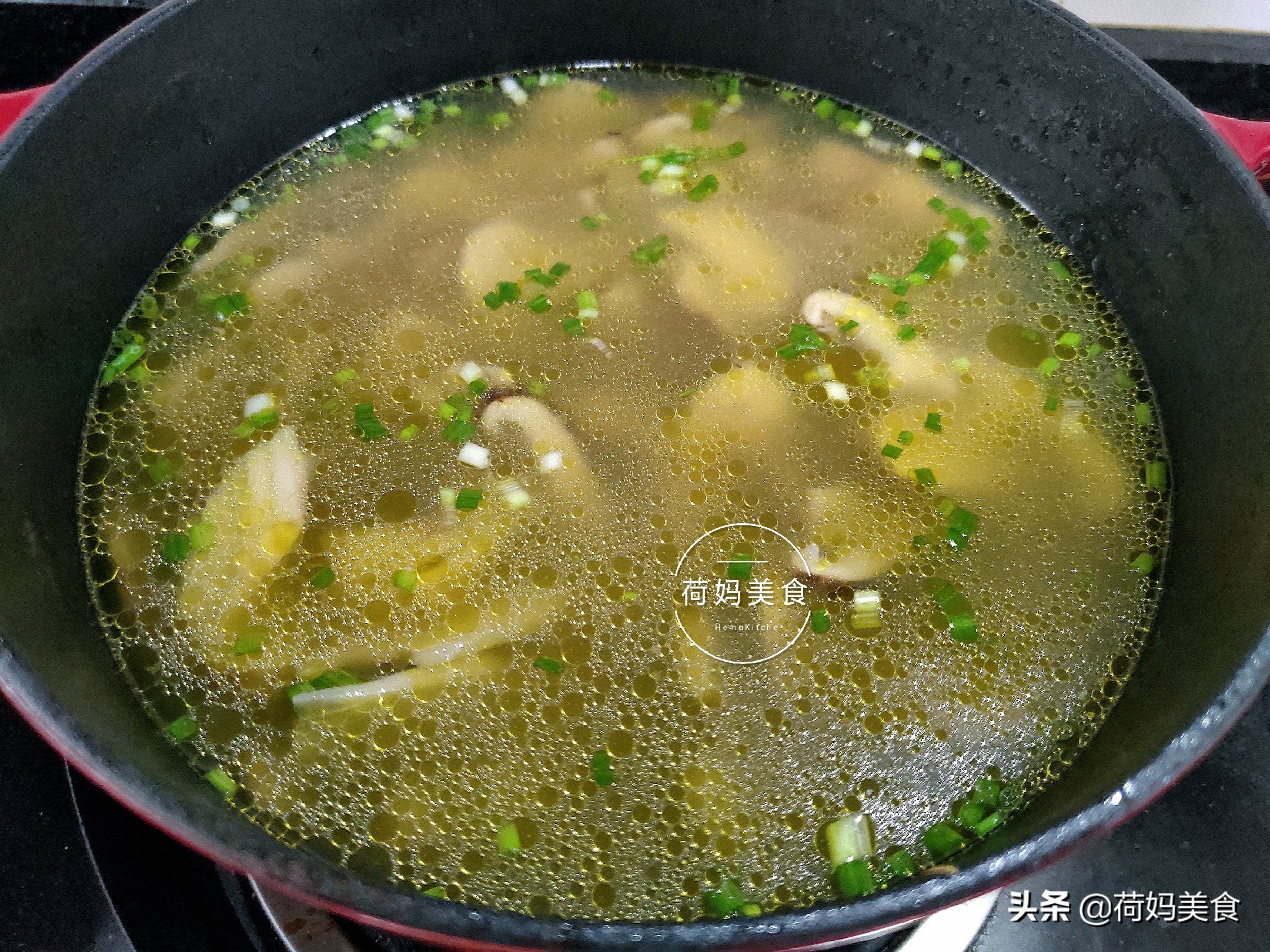 立秋亲手炖老母鸡汤给儿子喝,秋天来一碗松茸鸡汤