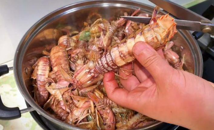 皮皮虾剥壳小技巧图解,快速剥皮皮虾壳