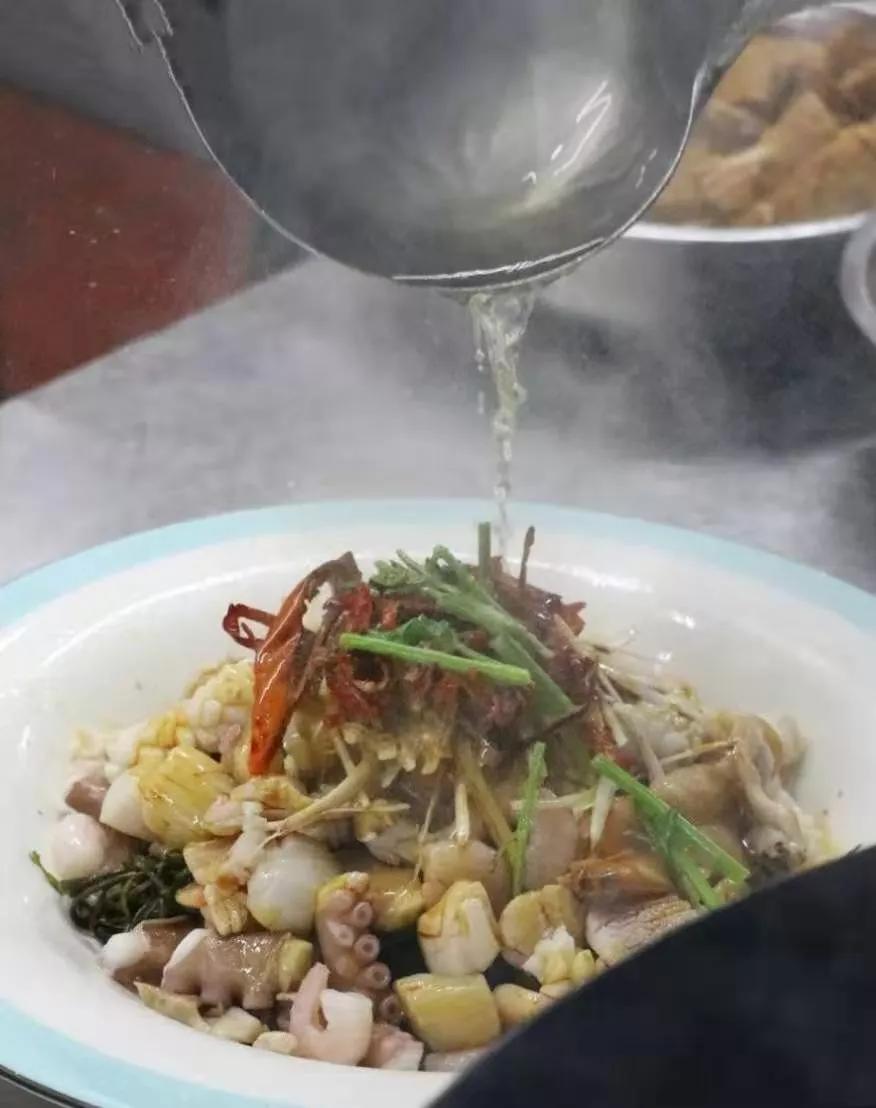 鞭炮笋结合小海鲜做成凉拌菜双重脆嫩在舌尖绽放