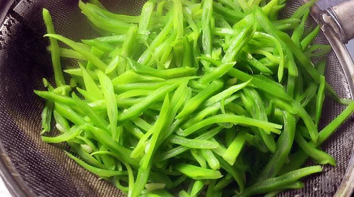 芸豆炒肉丝,很多人第一步没做对,芸豆不入味发黑,教你正确方法