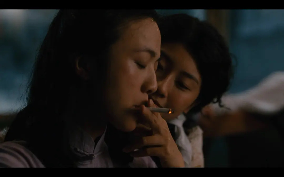 重看《色戒》,四个吸烟镜头,完美诠释出王佳芝的成长与挣扎