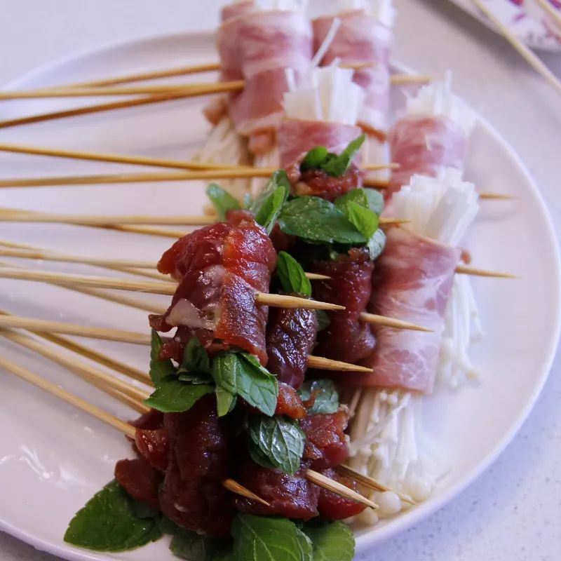 在家自制烧烤邻居家小孩都馋哭了,自己做辣条隔壁小孩都馋哭了