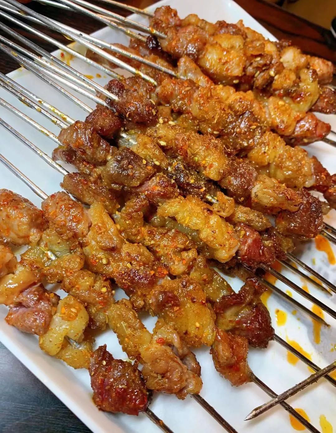 长春这家音乐串吧大块肉按斤称,崂山一元一瓶,青岛喝一箱送一箱