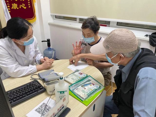 一年“纸上对白”,社区全科医生的暖心字条,让这对聋哑老夫妻看病更从容