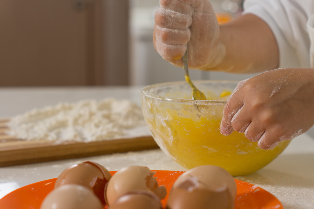 怎样做蛋糕又松又软不塌,做蛋糕蓬松不塌的方法