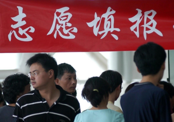 分数低女生选什么专业就业前景好,女生报考志愿冷门专业