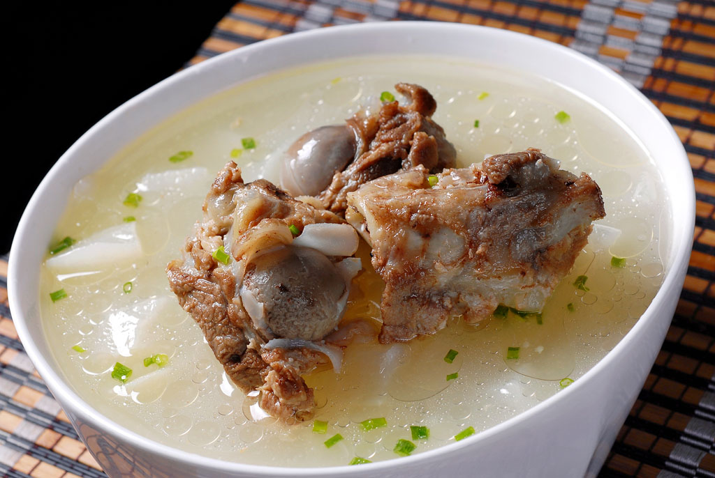 炖肉的时候起白沫沫怎么办,炖肉出现的浮沫是精华还是脏东西