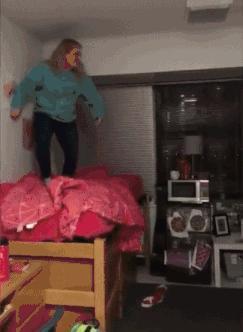 搞笑gif趣图妹子快回头,搞笑gif妹子别躲了已经看见你啦