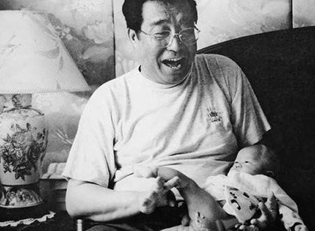 黄宏与李天一的照片,李天一的干爹黄宏现在怎样