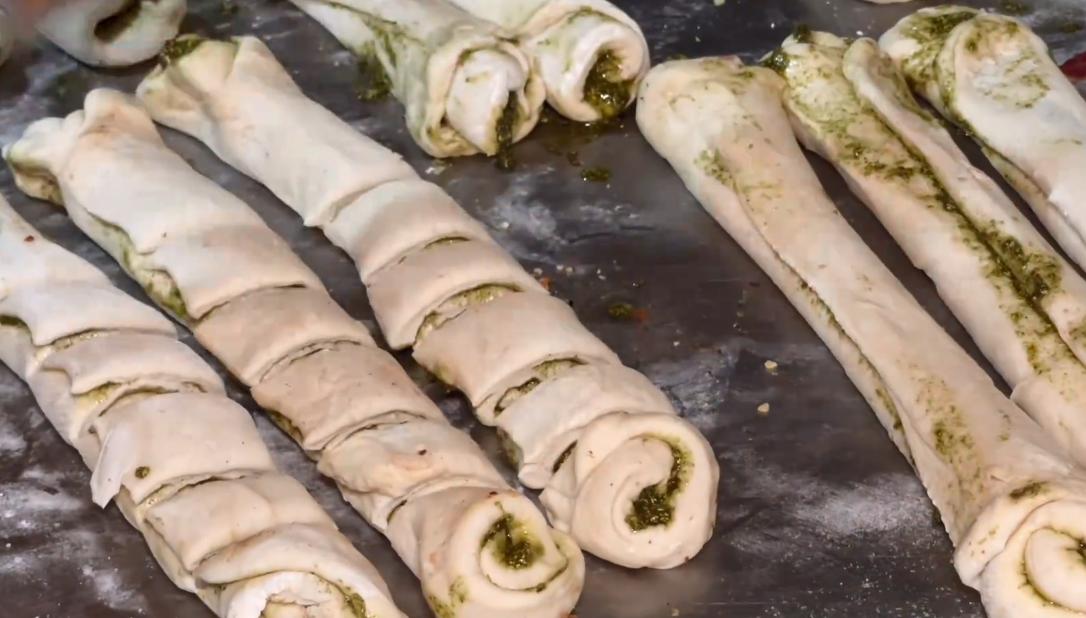 甘肃小伙卖特色烤馍,四川小伙卖锅盔15天不坏