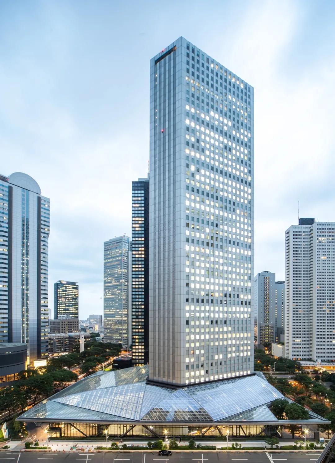 为高层穿“裙子”，新宿住友商事大楼/日建设计