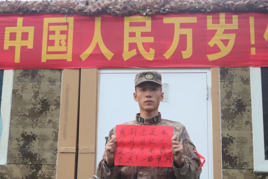 老兵退伍感人瞬间,老兵退伍潸然泪下