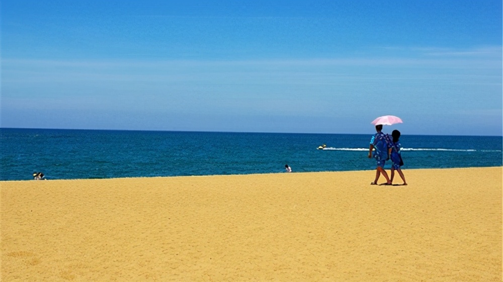 青岛金沙滩——亚洲第一滩，夏天人气火爆，美女扎堆，超级震撼