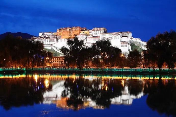 虔诚的藏族布达拉宫,布达拉宫在藏族信仰中的作用