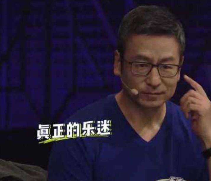 央视主播段子手白岩松,表面上是主持人背后却是铠甲