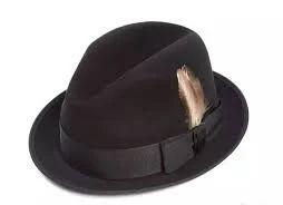 帽子戏法衣服穿搭,穿搭帽子选什么颜色的