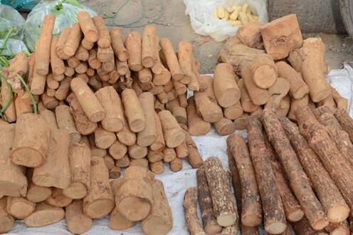 一种可以防晒和美容的锯末粉，缅甸女人男人都爱用