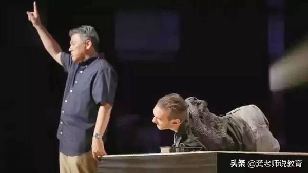 没有四肢的生命斗士,他没有腿但他却能坚强地站起来