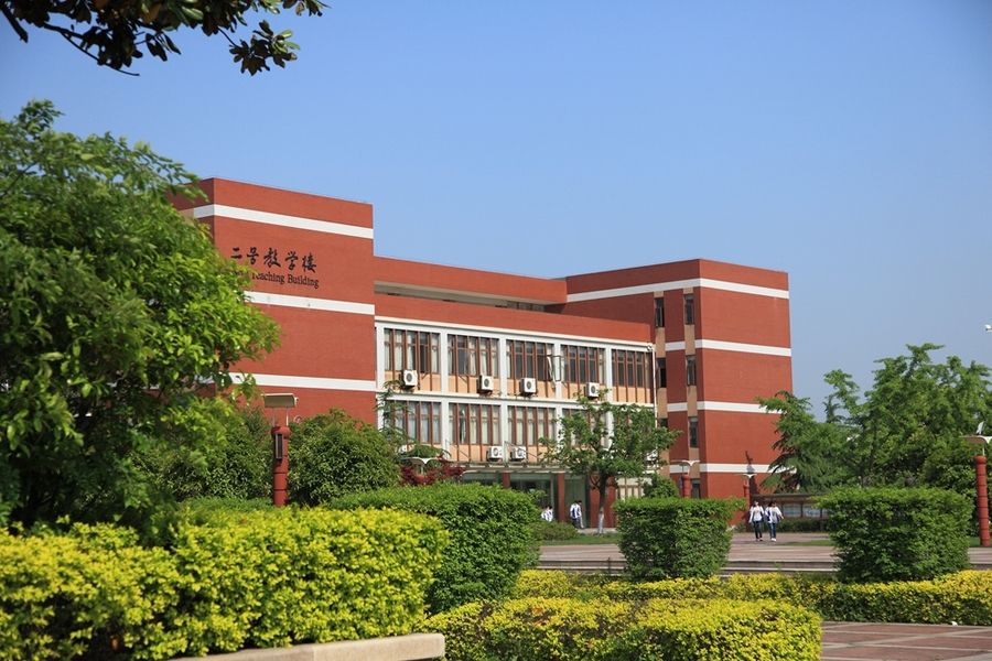 桃李不言下自成蹊：江苏省锡山高级中学