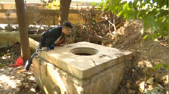 “下水道光身男”后续！被困窨井数日伸手指求救前因后果被警察查清了