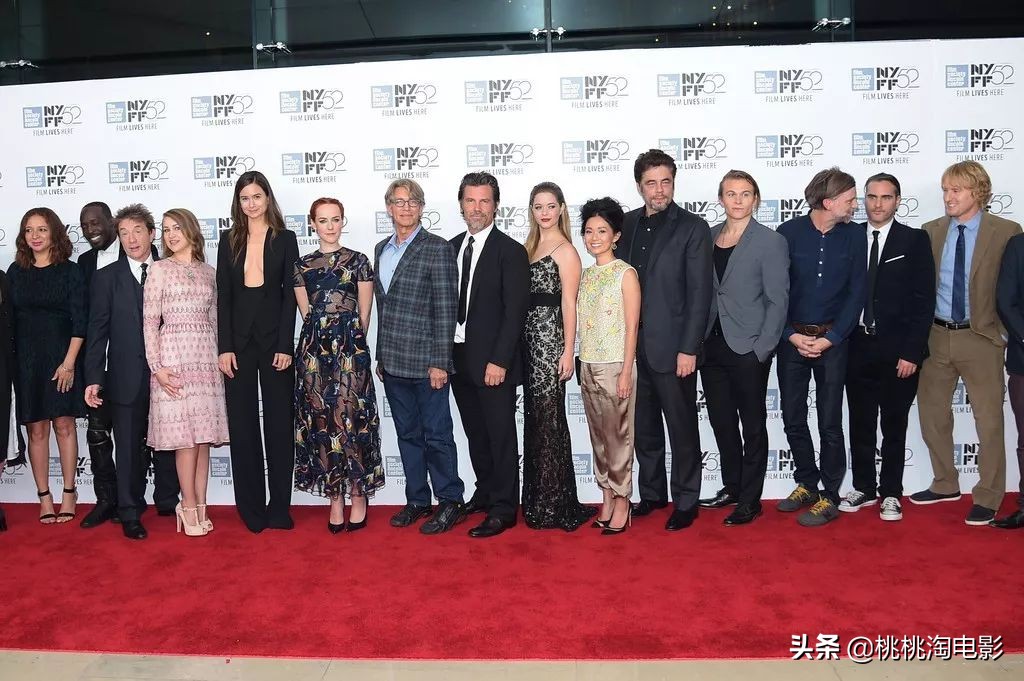 华金菲尼克斯名利场采访,华金菲尼克斯小丑西装