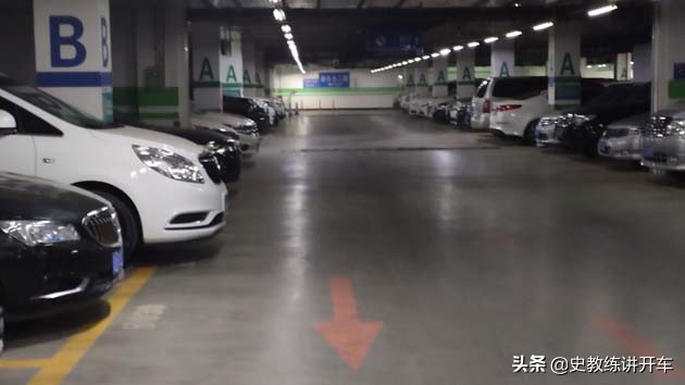 新手司机咋样学会路边停车,新手司机没有点位窄路停车技巧