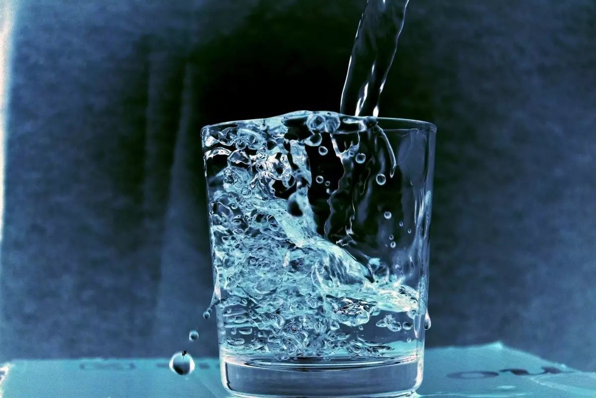 脾胃湿气重应该多喝水还是少喝水,湿气到底怎么来的