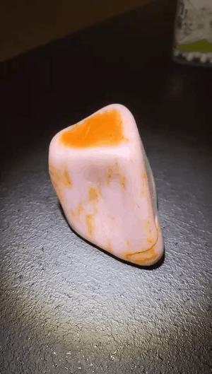 一块和田玉籽料七种颜色极品,和田玉籽料桃花玉