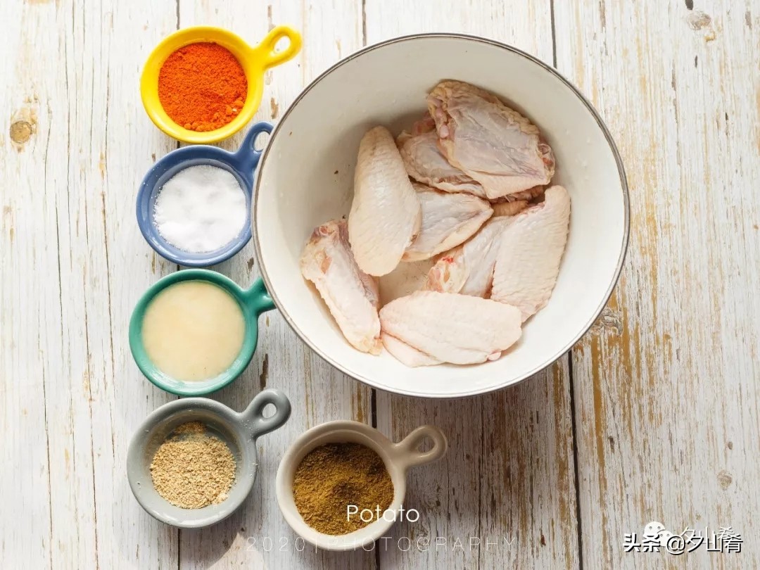 腌制一下丢锡纸盒里，坐等吃鸡~翅膀