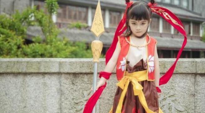 小孩哪吒cos动作,7岁哪吒cosplay图片